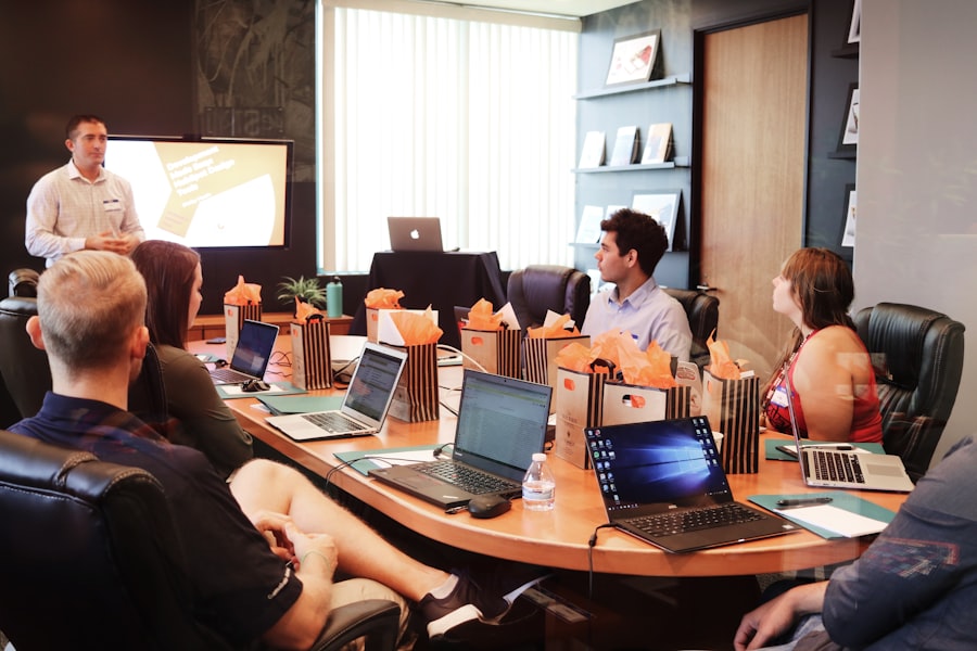 Reunión de trabajo en una sala de directorio
