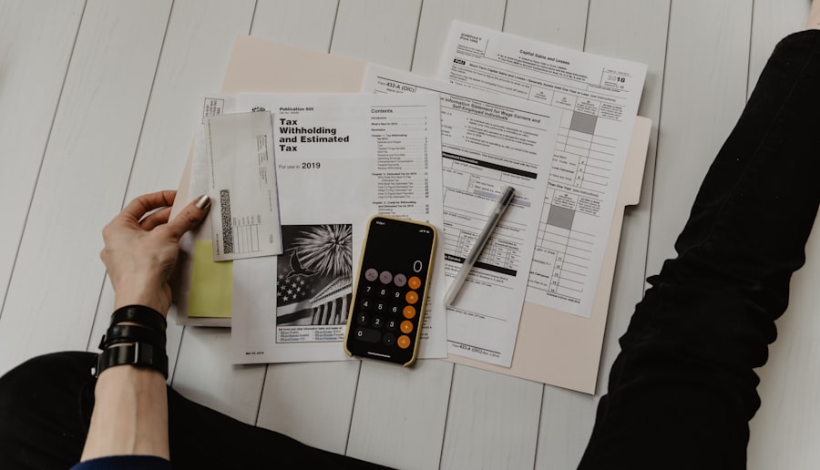 Formularios tributarios y una calculadora sobre un escritorio